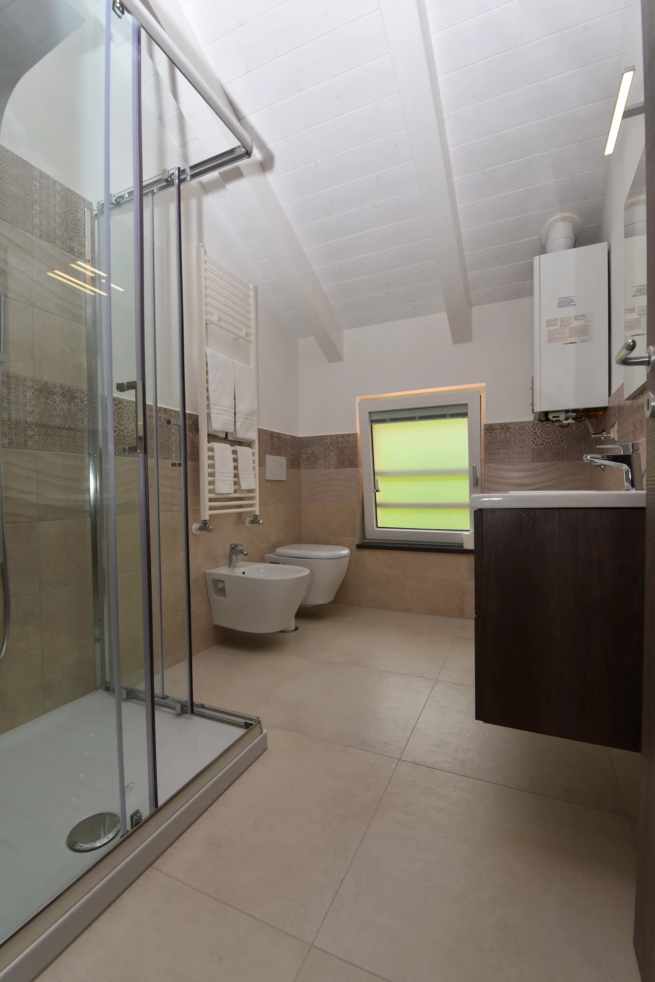 Bagno moderno con lavabo