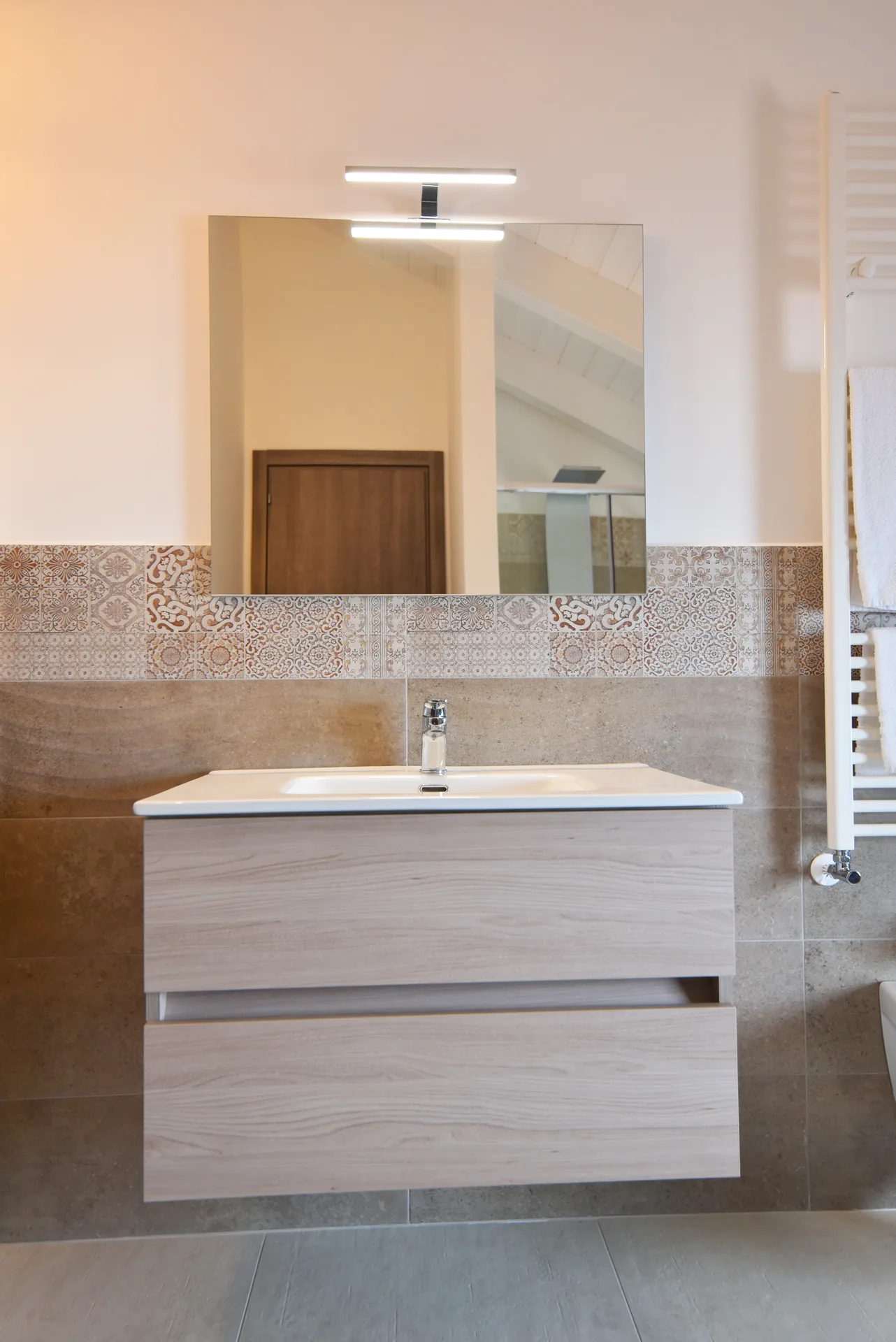 Dettaglio lavabo e specchio
