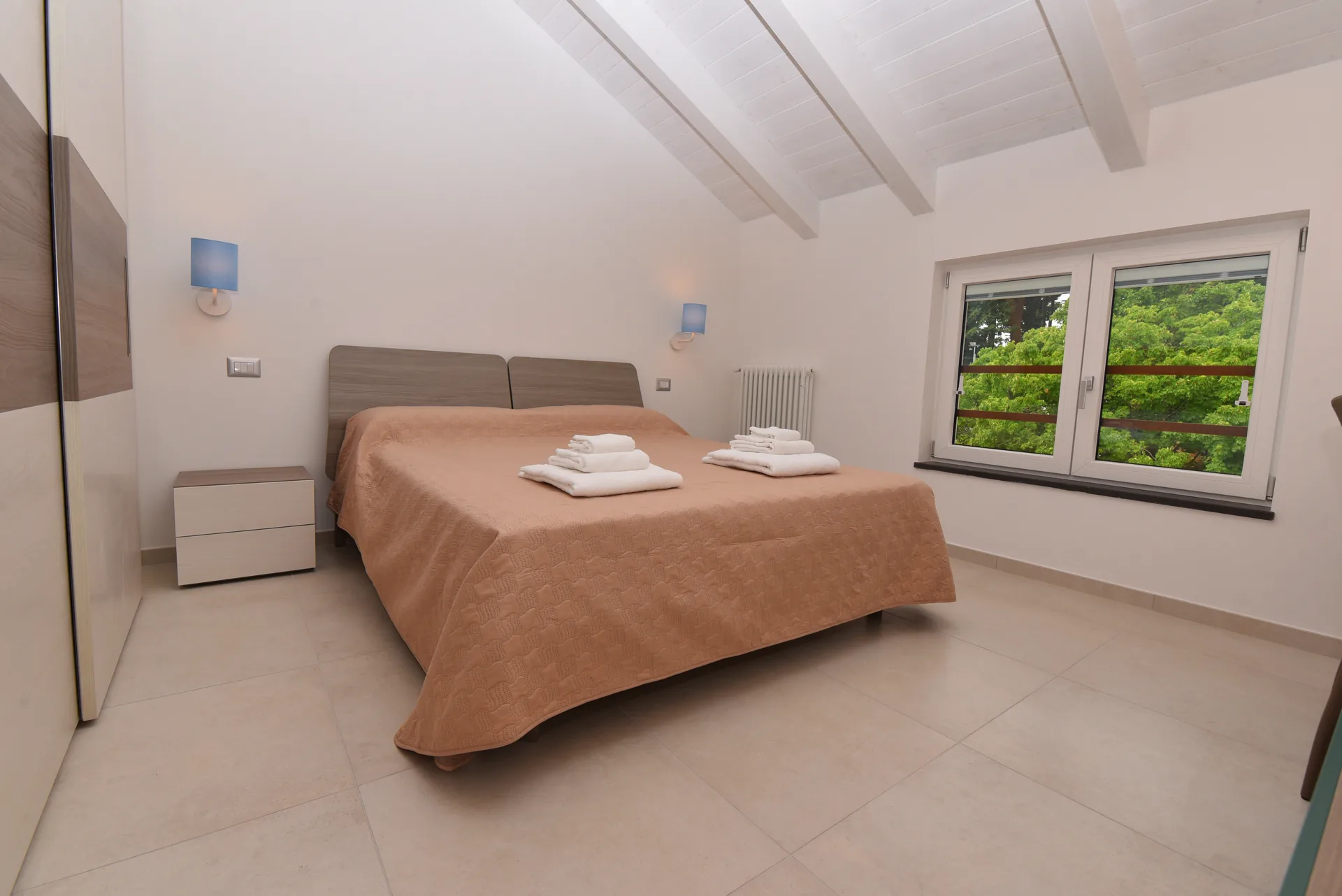 Camera da letto con finestra