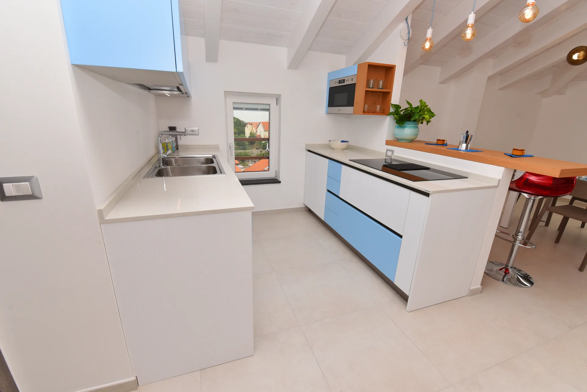 Cucina moderna attrezzata